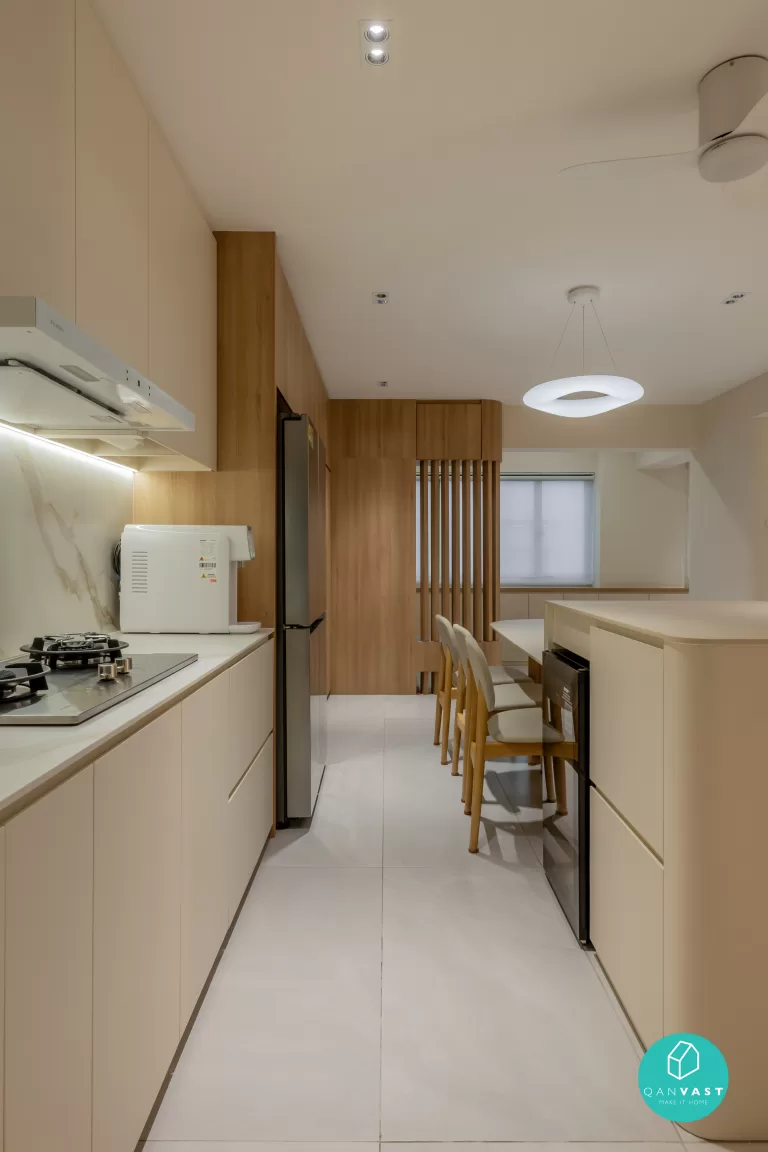 Scandinavian kitchen with marble backsplash, integrated gas stove, and wooden chairs – functional trends at 619 Ang Mo Kio Ave 4, Singapore
