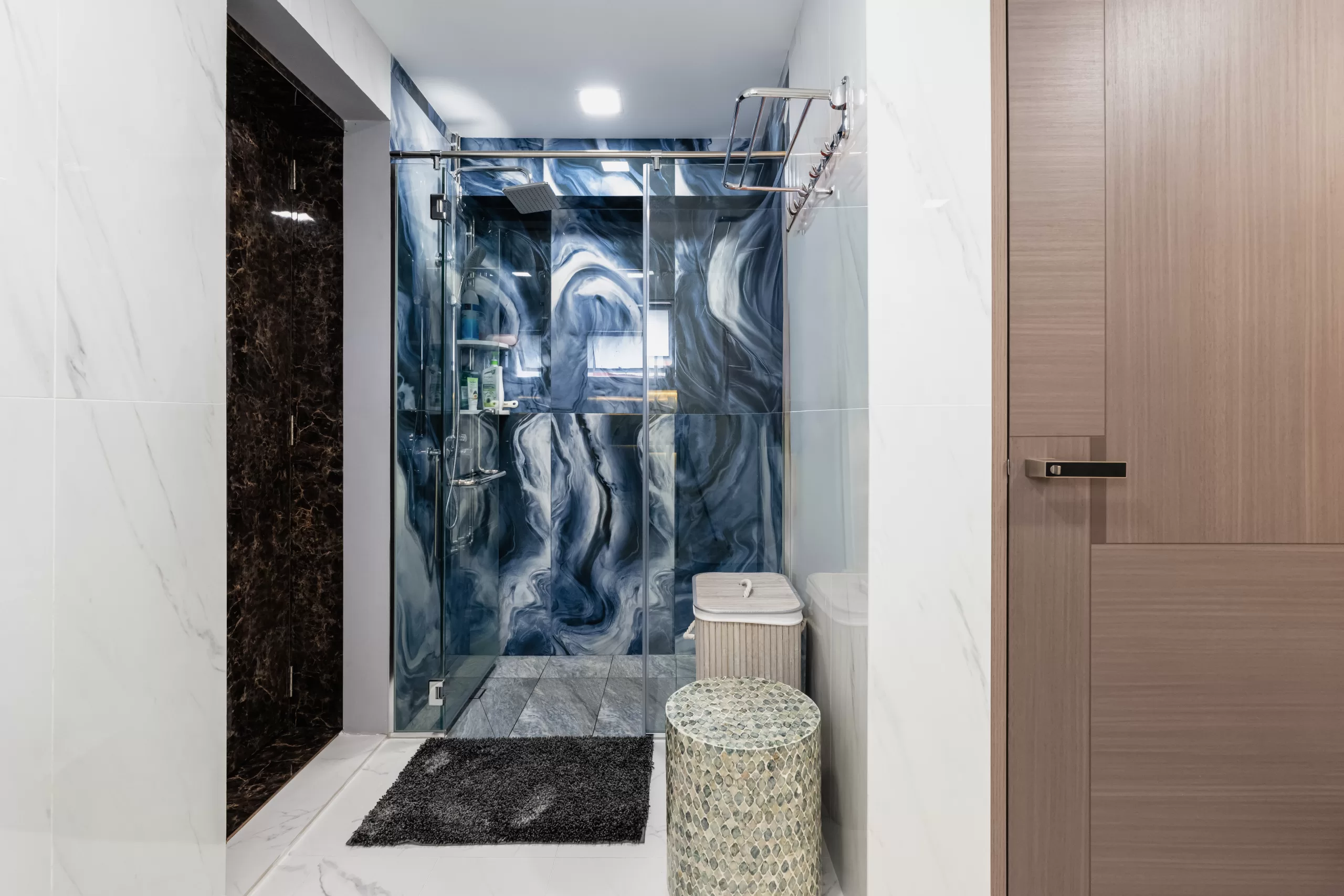 609 Elias Road, 5-room HDB, Modern Luxury bathroom. Glass-enclosed shower featuring a dramatic blue and white marbled accent wall for a bold focal point.