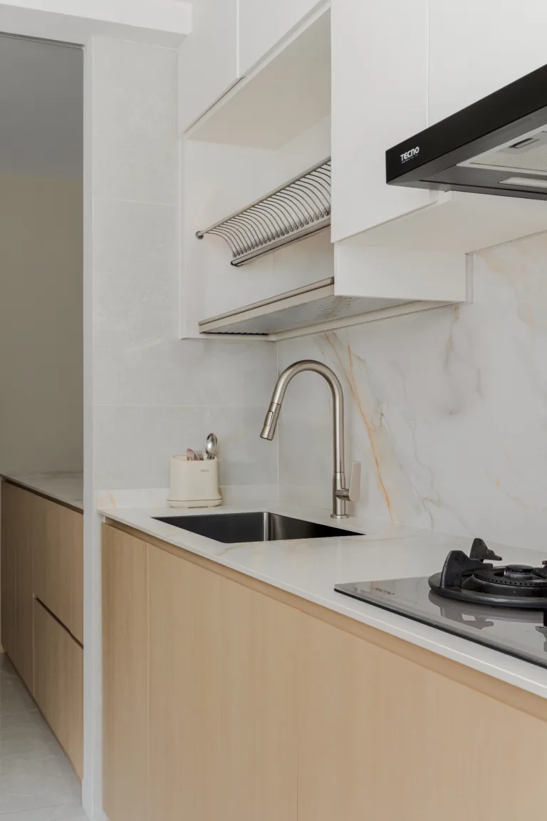 Warm modern contemporary kitchen with amber-veined sintered stone backsplash and light oak base cabinets